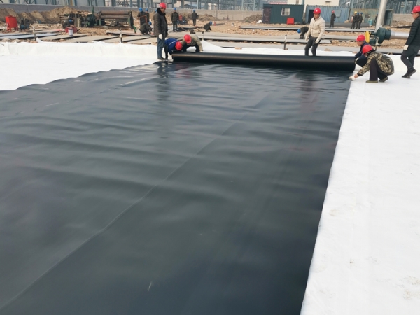 How should the geomembrane be laid and what problems should be paid attention to in the construction process?